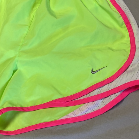 ‎Nike - Picture 2 of 7